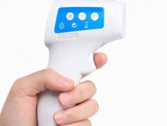 Төрийн үйлчилгээ авч байгаа иргэдэд амны хаалт өгч, гарыг нь ариутган, халуун хэмжиж байна