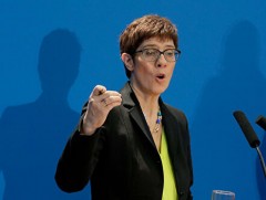 Аннегрет Крамп-Карренбауэр албан тушаалаасаа бууна 