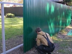 Барилга, байгууламжийн гаднах түр хашаанд стандарт тогтоолоо