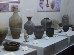 Археологийн 8000 гаруй үнэт олдворыг байрны хонгилд хадгалж байна