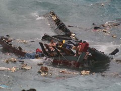 Рохинжа дүрвэгчдийг тээвэрлэж явсан хөлөг онгоц живжээ