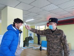 Бүх албан хаагчдынхаа халууныг үзэж , тогтмол витаминжуулж байна