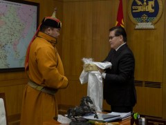 Монгол Улсын аварга С.Мөнхбат 20 сая төгрөгийн хандив өргөлөө