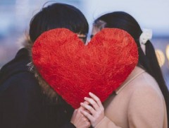 Гэгээн хайрын баярыг Монголд 1990-ээд оны сүүлээр тэмдэглэж эхэлсэн