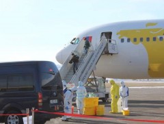 Тусгай үүргийн онгоцоор ирсэн зорчигчдыг ХӨСҮТ, Цэргийн нэгдсэн төв эмнэлэг, “Амар” зочид буудалд ..