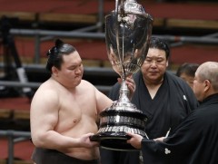 Хакүхо 44 дэх түрүүгээ хүртлээ