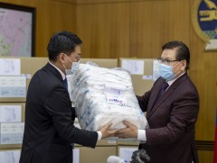 Ерөнхийлөгч Х.Баттулга Улсын онцгой комисст тусгай зориулалтын хувцас хандивлалаа