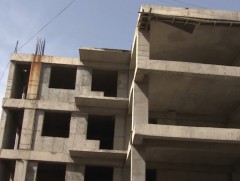 Барьж дуусгалгүй орхисон барилгаас болж иргэдийн эрүүл аюулгүй орчинд амьдрах эрх зөрчигдөж байна