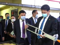 Ерөнхий сайд У.Хүрэлсүх протез, ортопедийн үйлдвэрүүдийн үйл ажиллагаатай танилцлаа