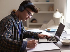 Өөртөө зорилго тавьж хичээвэл онлайнаар суралцах боломж өндөр байна 