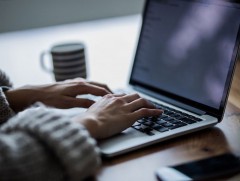 Хүүхдүүд баг болж хуваагдан элсэлтийн ерөнхий шалгалтдаа онлайнаар бэлдэж байна