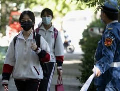 Бээжин хотын сурагчид биеийн халууныг хянах бугуйвчтай хичээлдээ оржээ