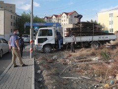 Стандартын шаардлага хангаагүй барилгын хашааг буулгах, солих ажил үргэлжилж байна