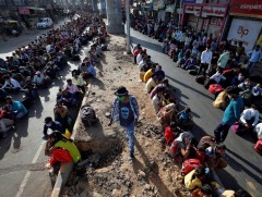 БНЭУ хотоос гарч буй хүмүүст хоол хүнс үнэгүй олгоно  