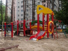 Хүүхдийн тоглоомын талбай барих нэрээр нийтийн эзэмшлийн зам талбайг ашиглаж байна 