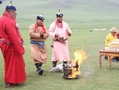 Төв аймгийн бөхчүүд хийморьтой, цог золбоотой, сайн барилдахыг билэгдэж гал тахих ёсыг үйлдлээ