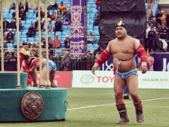 Улсын аварга С.Мөнхбат өвдөг шороодлоо