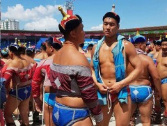 Есөн залуу есөн хөлт их цагаан тугаа таван удаа тойроод байна 