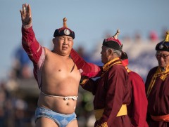 Монгол Улсын харцага О.Хангай өвдөг шороодлоо