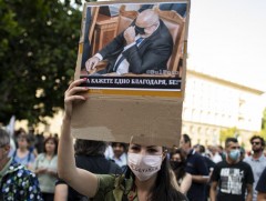 Жагсагчид Софи хотын төвийн тээврийн хэрэгслийн хөдөлгөөнийг хаажээ 