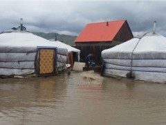Орон гэргүй болсон зургаан хүүхэдтэй айлд иж бүрэн гэр бэлэглэжээ 