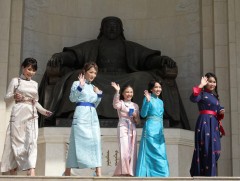 Нийслэлийн Хан-Уул, Налайх, Багануур, Багахангай дүүргийн 837 ээжид “Эхийн алдар” одон гардууллаа