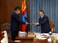 БНХАУ-д суух Элчин сайдаар томилогдсон хошууч генерал Т.Бадралд Итгэмжлэх жуух бичиг гардууллаа