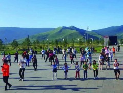 Иргэд үндэсний цэцэрлэгт хүрээлэнд өглөө бүр дасгал, хөдөлгөөн хийж байна