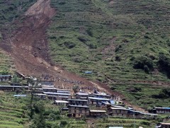 Хөрсний гулгалтын улмаас 13 хүн амиа алджээ 