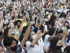 Тайландын оюутнууд хаант засаглалын эсрэг жагсаж байна