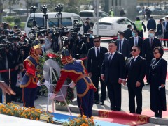 УИХ-ын дарга Г.Занданшатар хэлмэгдэгсдийн хөшөөнд цэцэг өргөж, хүндэтгэл үзүүллээ