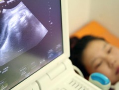 Жирэмсэн эхчүүд өрх, дүүргийн эмнэлэгтээ хяналтад орохын тулд олон цаг дараалалд зогсдог