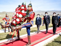 Улс төрийн хилс хэрэгт хэлмэгдэгсдийн “Дурсгалын хөшөө”-нд хүндэтгэл үзүүллээ