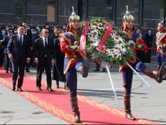 Ерөнхийлөгч Х.Баттулга Хэлмэгдэгсдийн хөшөөнд цэцэг өргөж, хүндэтгэл үзүүлэв