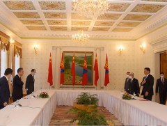 Ерөнхий сайд У.Хүрэлсүхэд БНХАУ-ын Төрийн зөвлөлийн гишүүн бөгөөд Гадаад хэргийн сайд Ван И бараал..