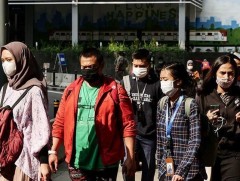 Индонез: Гэмт хэргийн бүлэглэлүүд иргэдийг амны хаалт зүүсэн, зай баримталж байгаа эсэхийг хянана