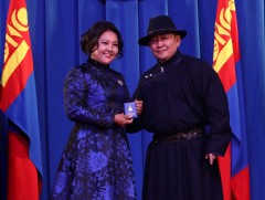 Дархан-Уул аймгийн 307 ээжид “Эхийн алдар” одон гардууллаа