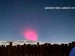 Нар жаргасны дараа тэнгэрийн баруун хаяанд улаан туяа үзэгджээ