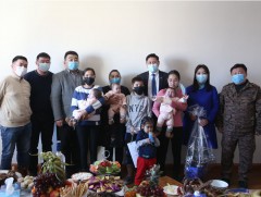 Ховдчууд гурван ихэр хүүг гурван өрөө байраар мялаажээ