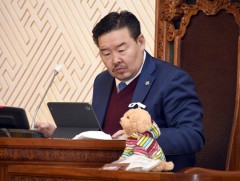 УИХ-ын гишүүд чуулганы нэгдсэн хуралдаанд цагаан тууз зүүж оролцлоо