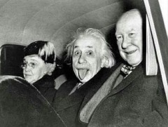 А.Эйнштэйний хэлээ гаргасан зурагны учир