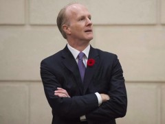 Канадын Тэтгэврийн сангийн захирал гадаадад вакцин тариулсныхаа төлөө ажлаасаа чөлөөлөгдөв 