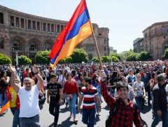Ереванд сөрөг хүчин болон ерөнхий  сайдыг дэмжигчид жагсацгааж байна