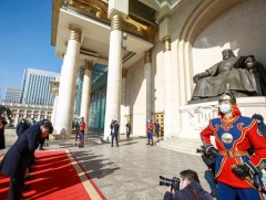 Их жанжин Д.Сүхбаатарын хөшөөнд цэцэг өргөж, Эзэн Чингис хааны хөшөөнд хүндэтгэл үзүүлэв