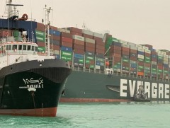 Суэцийн сувагт гацсан чингэлэг тээвэрлэгчийн ачаануудыг хэсэгчлэн буулгахаар төлөвлөж байна 