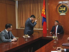 Ерөнхийлөгч Х.Баттулга АНУ-д суугаа Элчин сайдыг эгүүлэн татах асуудлыг зөвшилцөхөөр албан бичиг х..