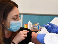 Вакцинд бүрэн хамрагдсан, халдвар тусаад эдгэсэн хүмүүст хөнгөлөлт үзүүлэх асуудал яригдаж байна