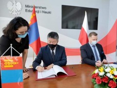 Польш улстай боловсролын хөтөлбөрийг шинэчлэн байгуулав 