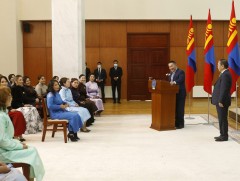 Нийслэлийн 9 дүүргийн ээжүүдийн төлөөлөлд “Эхийн алдар” одон гардууллаа