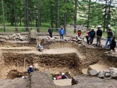 Хүннүгийн үеийн язгууртны зургаан булшийг нарийвчлан судалж байна